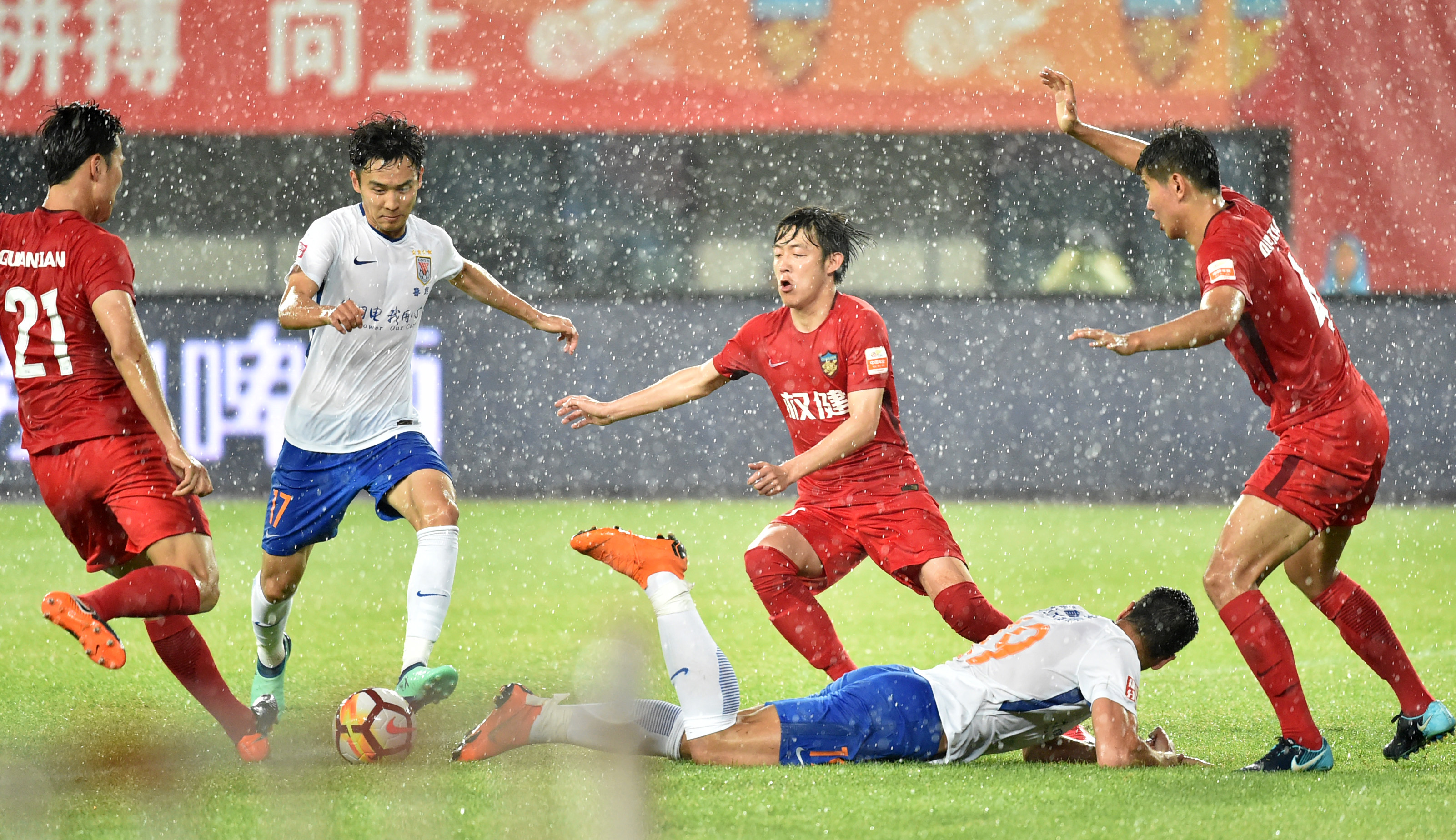 FB体育平台-实力强大的权健队,力压对手,取得胜利