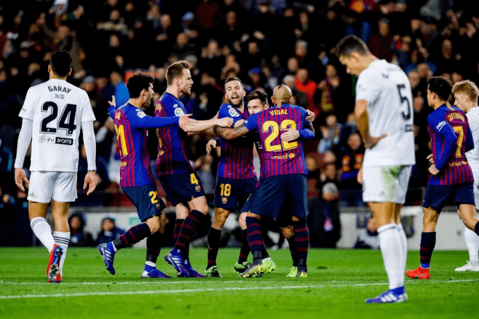 FB体育-瓦伦西亚客场不敌对手,遭遇连败压力增大