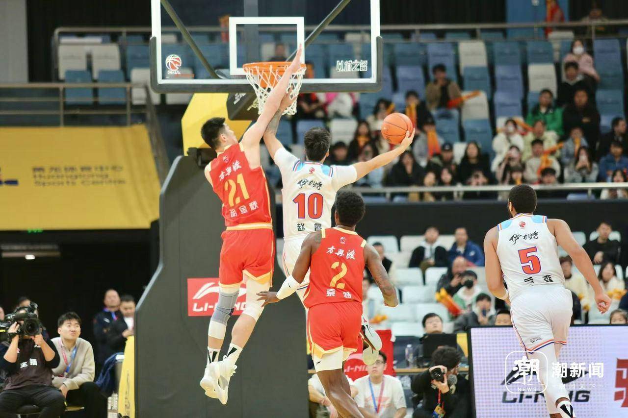 FB体育-广厦男篮实现逆转,绝佳表现引发球迷狂欢