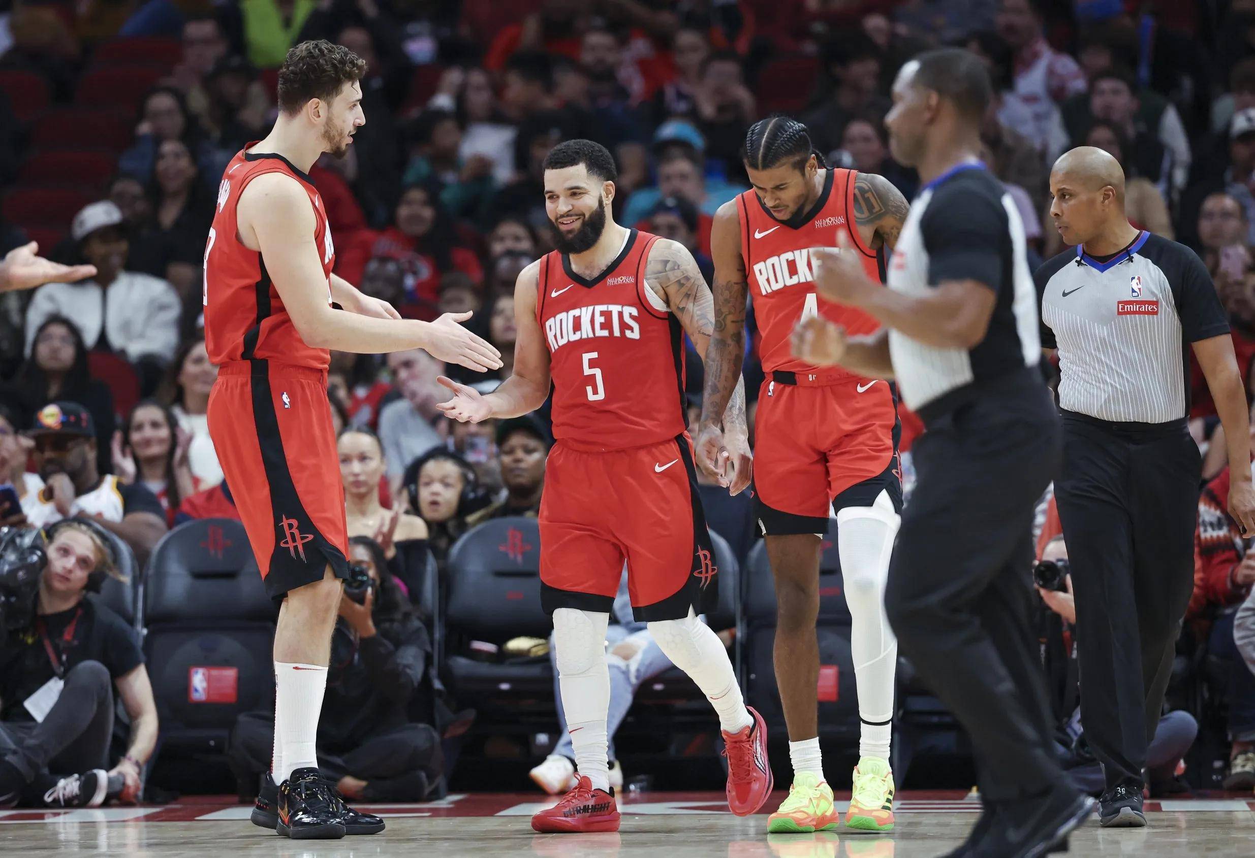 快船队客场告捷,继续领跑西部榜首 快船队客场告捷,继续领跑西部榜首