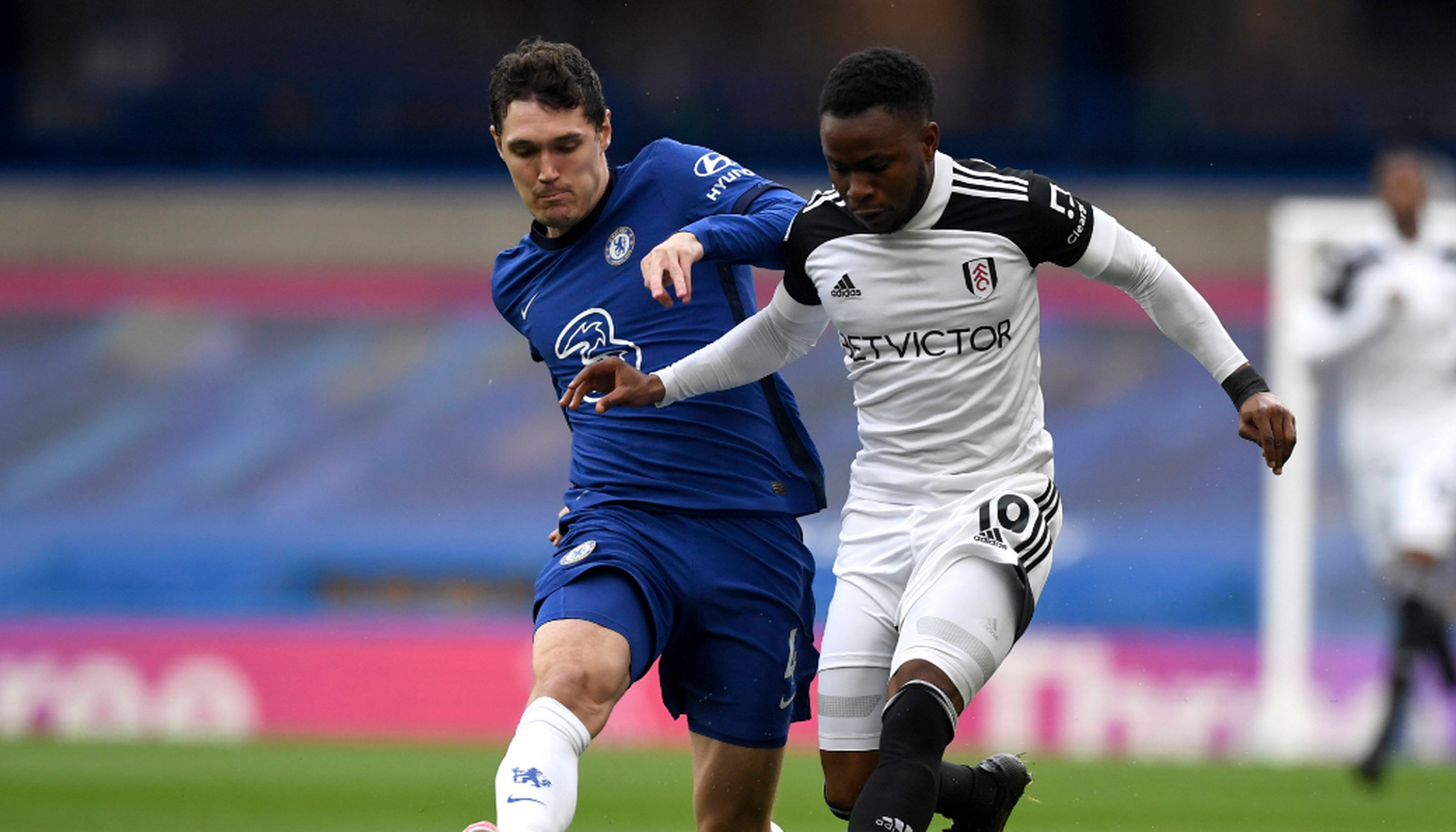 FB体育官方网站-切尔西绝杀夺得胜利，冲击欧冠争冠希望蒸蒸日上