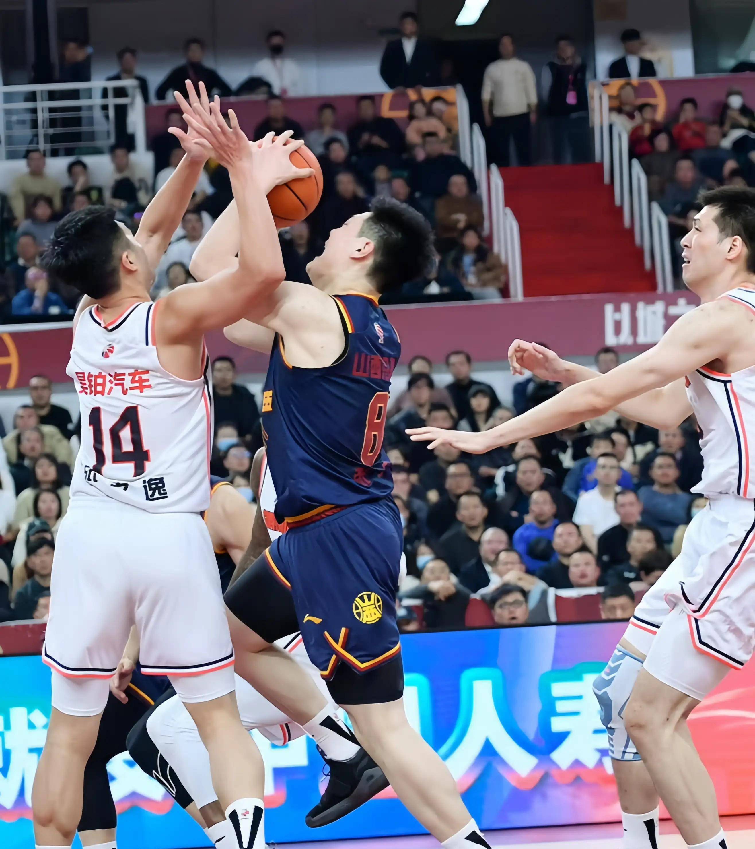 强劲对手难以遏制,足球联赛备受瞩目 强劲对手难以遏制,足球联赛备受瞩目