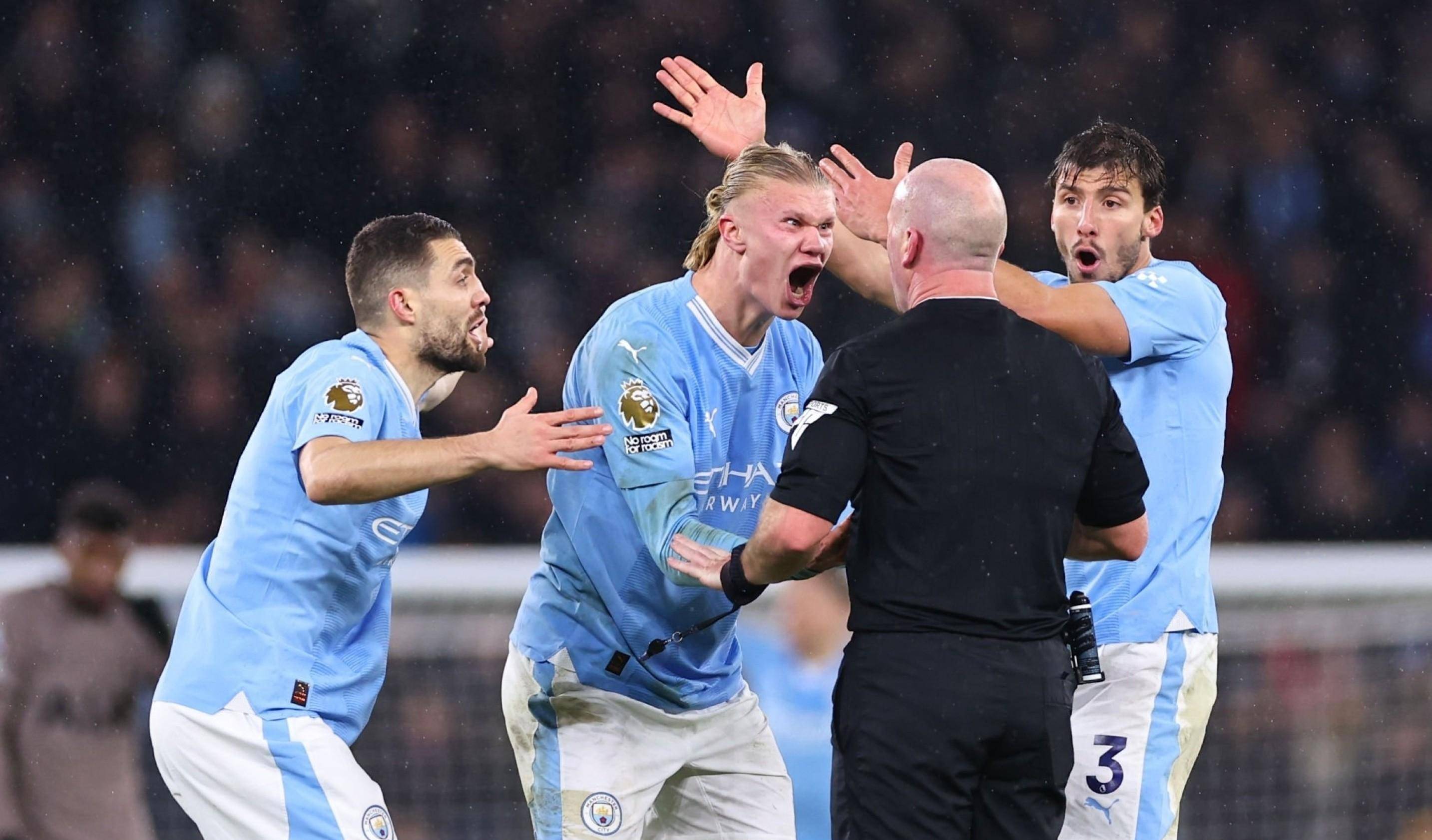 FB体育官方网站-欧预赛淘汰赛胜负难料，乌龙球频发误判疑问