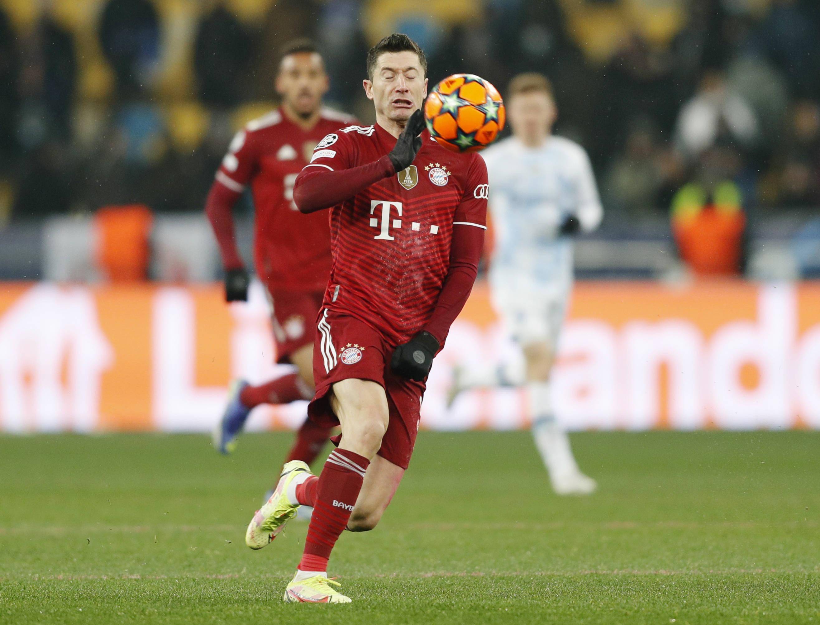 FB体育官网-罗伯特-莱万多夫斯基梅开二度,拜仁慕尼黑横扫对手