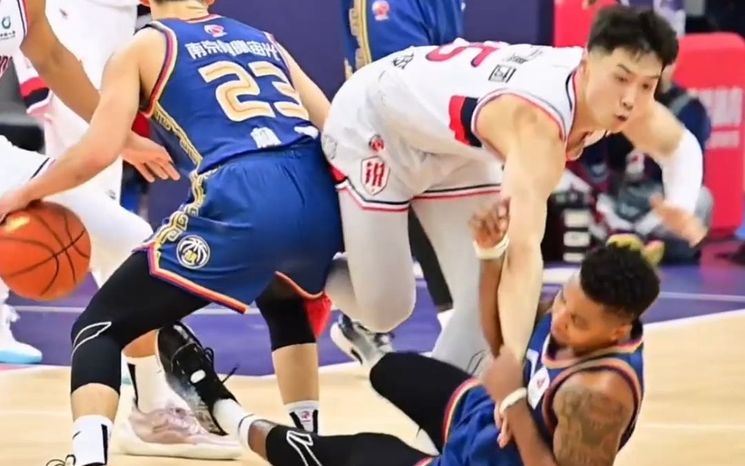 FB体育-球员们在比赛中硬碰硬,赛场上呈现激烈对抗