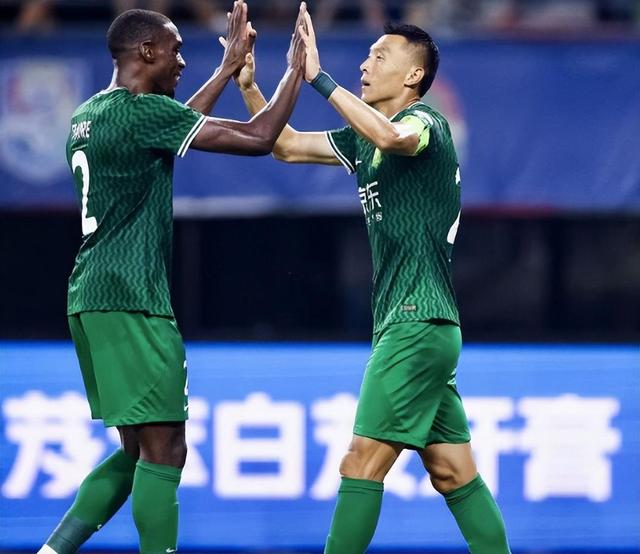 FB体育平台-双雄对决,激烈比拼展现球员实力