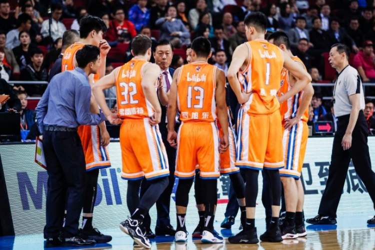 FB体育-策略拼杀!双方教练用兵如神