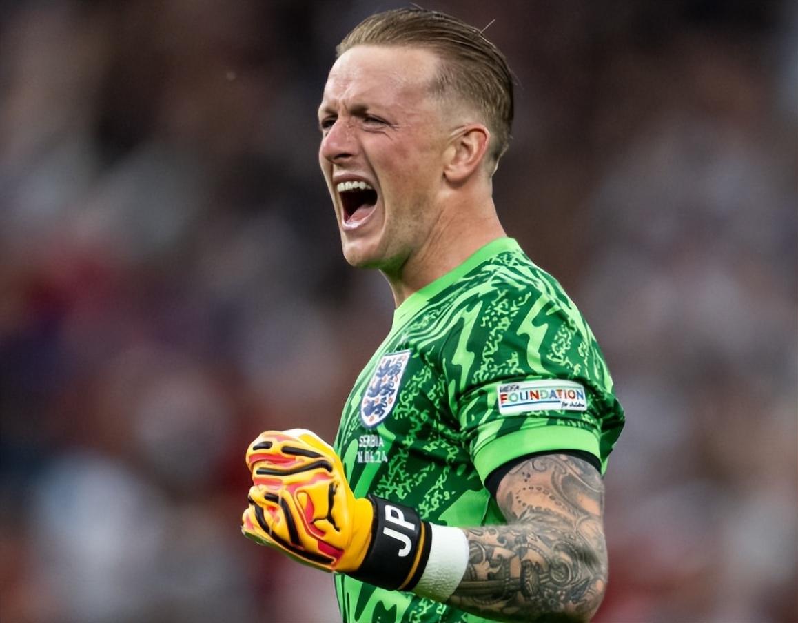 英格兰国家队备战专注训练,全力以赴冲刺胜利 英格兰国家队备战专注训练,全力以赴冲刺胜利