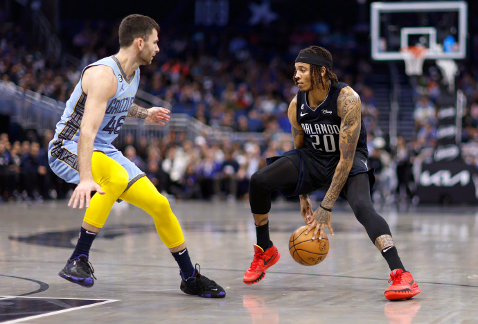 FB体育-比分胶着悬殊,双方争夺胜利极为激烈