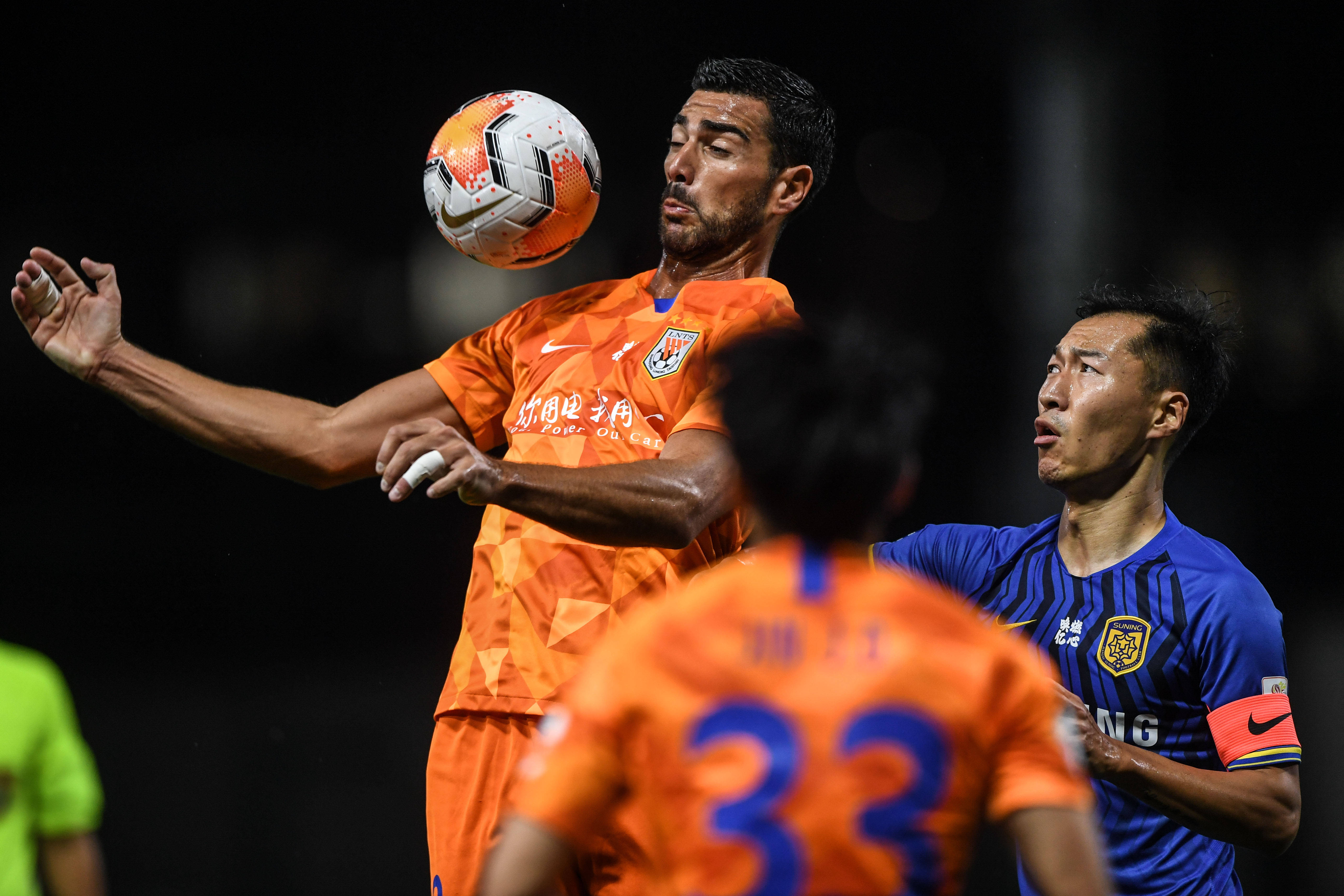 FB体育官网-江苏苏宁战胜鲁能,球员表现稳定