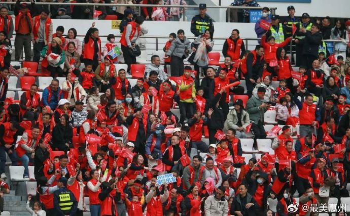 FB体育官网-足球赛事精彩纷呈,球迷狂热呼声不断