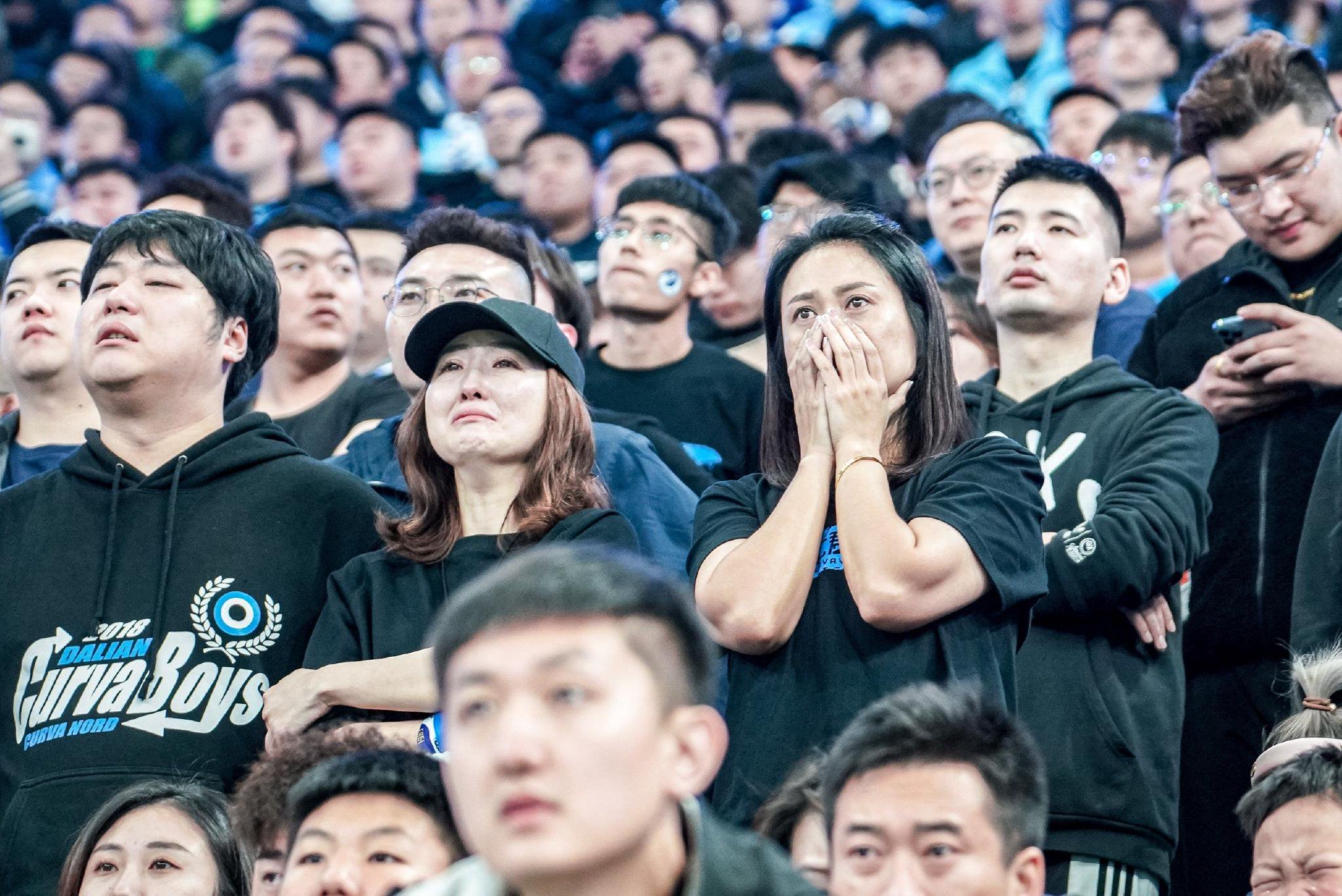 足球赛事精彩纷呈,球迷狂热呼声不断 足球赛事精彩纷呈,球迷狂热呼声不断