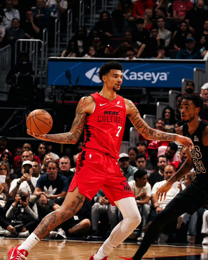 FB体育官网-热火球员吉姆·巴克斯代表球队参加三分球大赛,最终获得第二名