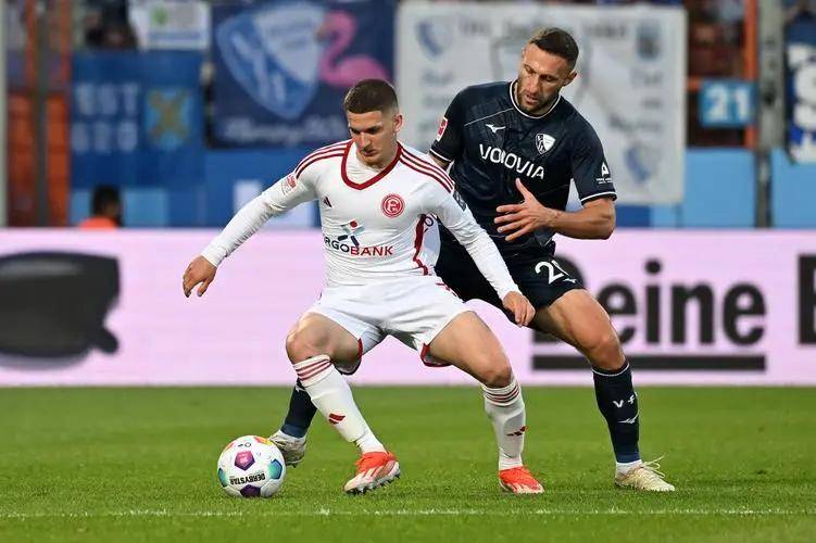 FB体育-拜仁慕尼黑主场大胜门兴格拉德巴赫,德甲榜首牢不可破