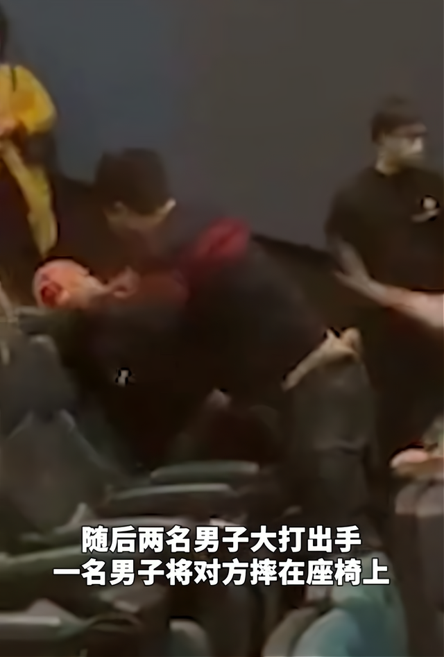 老鹰队内关系疑现裂痕,两名球员赛后大打出手斗殴 老鹰队内关系疑现裂痕,两名球员赛后大打出手斗殴