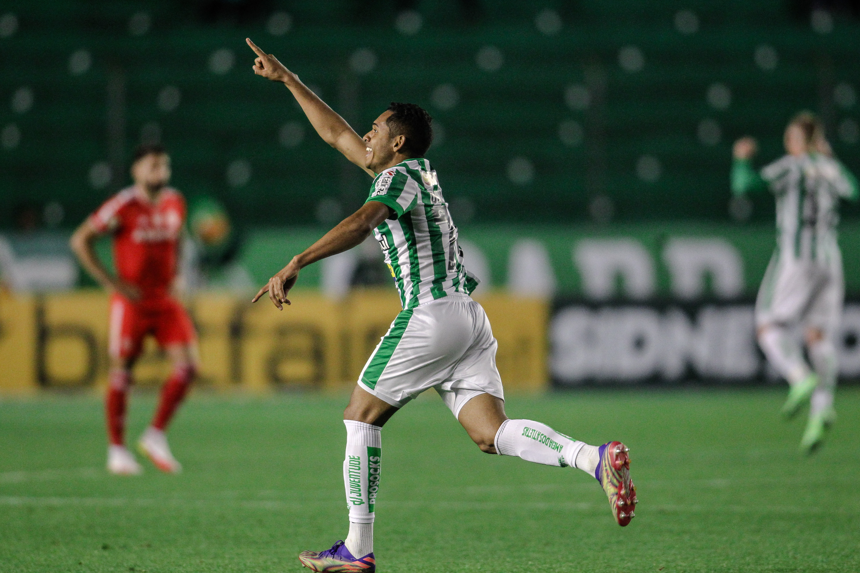 FB体育官方网站-留尼汀斯大胜,锁定胜局