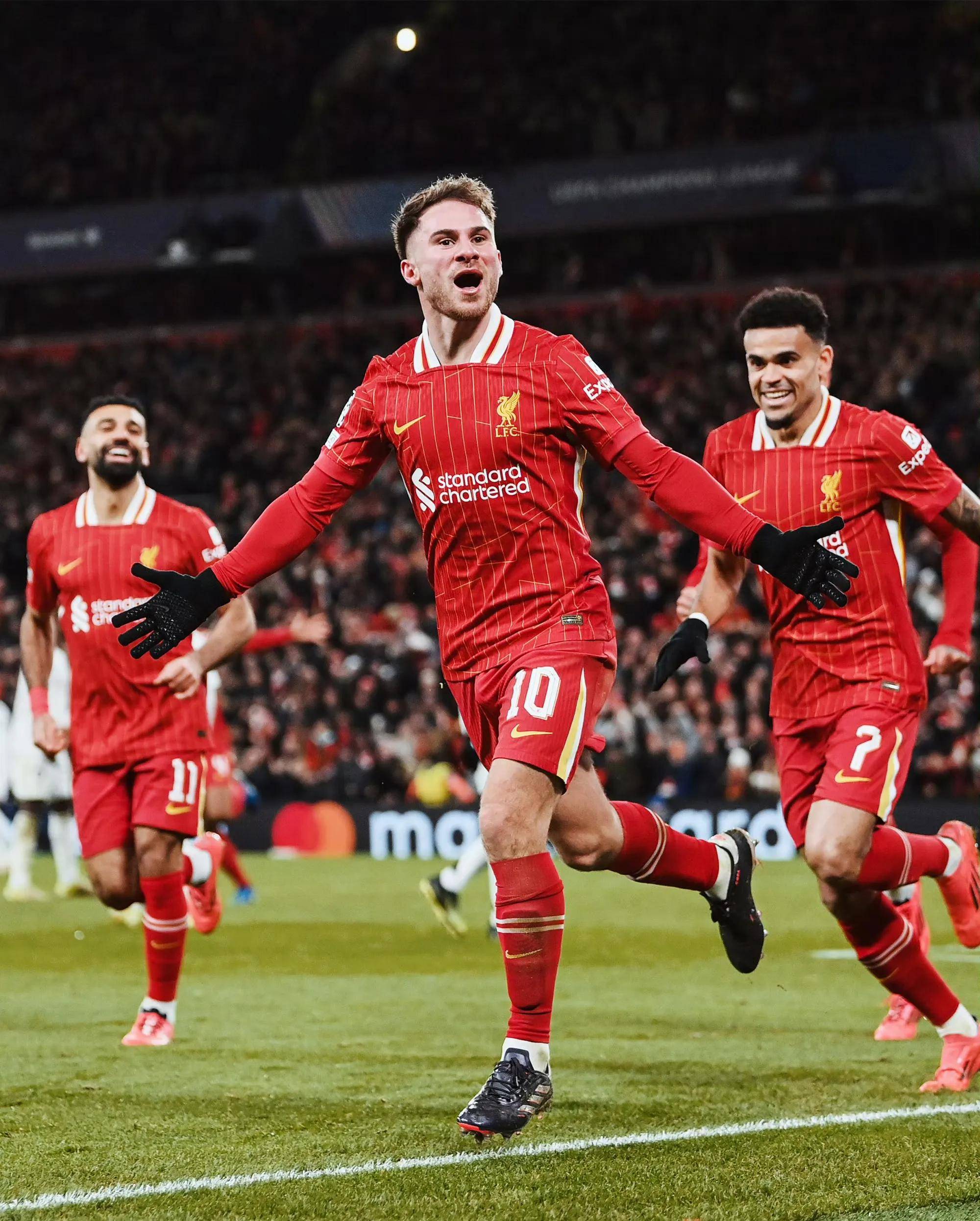 FB体育官网-意甲联赛气氛热烈!球员拼搏奋进