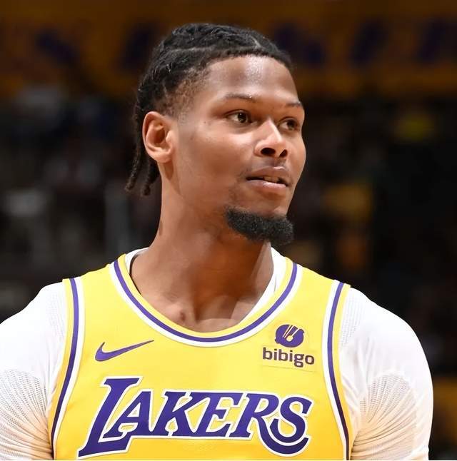 FB体育官方网站-沙尔克04前锋因状态低迷被换下,是否需要调整轮换?