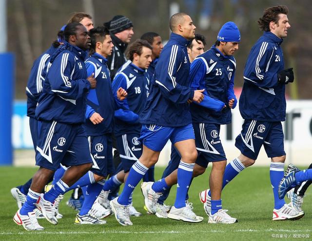 沙尔克04前锋因状态低迷被换下,是否需要调整轮换? 沙尔克04前锋因状态低迷被换下,是否需要调整轮换?