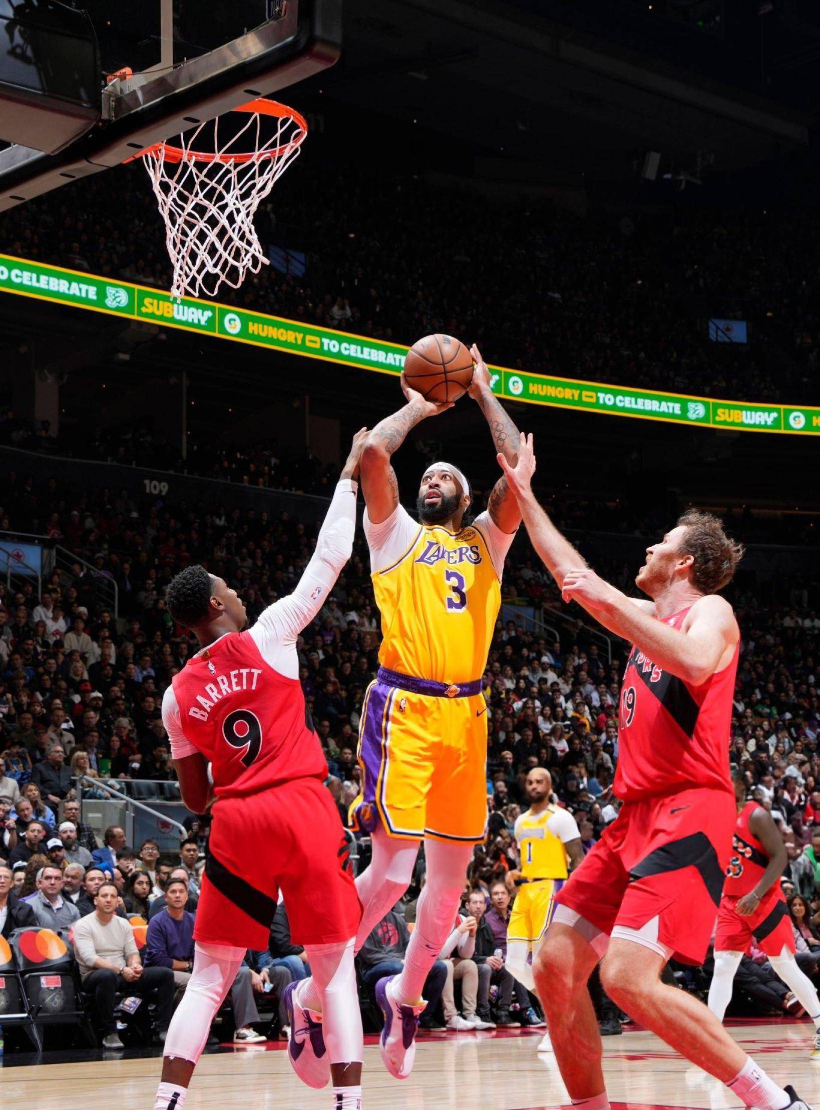 FB体育-争议判罚!尤文图斯主帅质疑裁判判罚,愤怒抗议