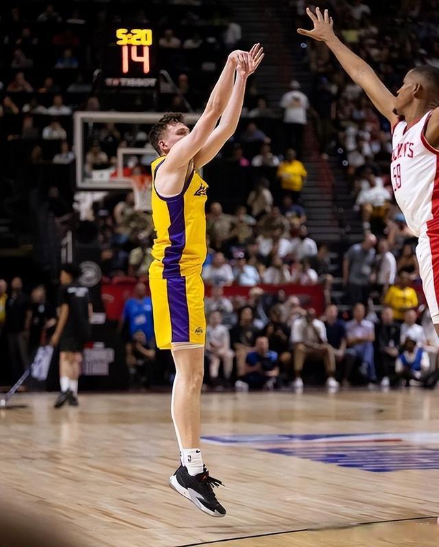 球队选拔新秀球员,希望注入新鲜活力 球队选拔新秀球员,希望注入新鲜活力