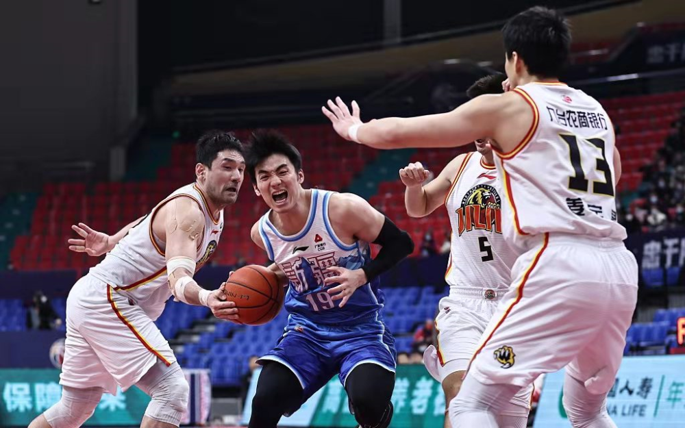 南昌男篮遭遇失利,面临季后赛选拔压力 南昌男篮遭遇失利,面临季后赛选拔压力