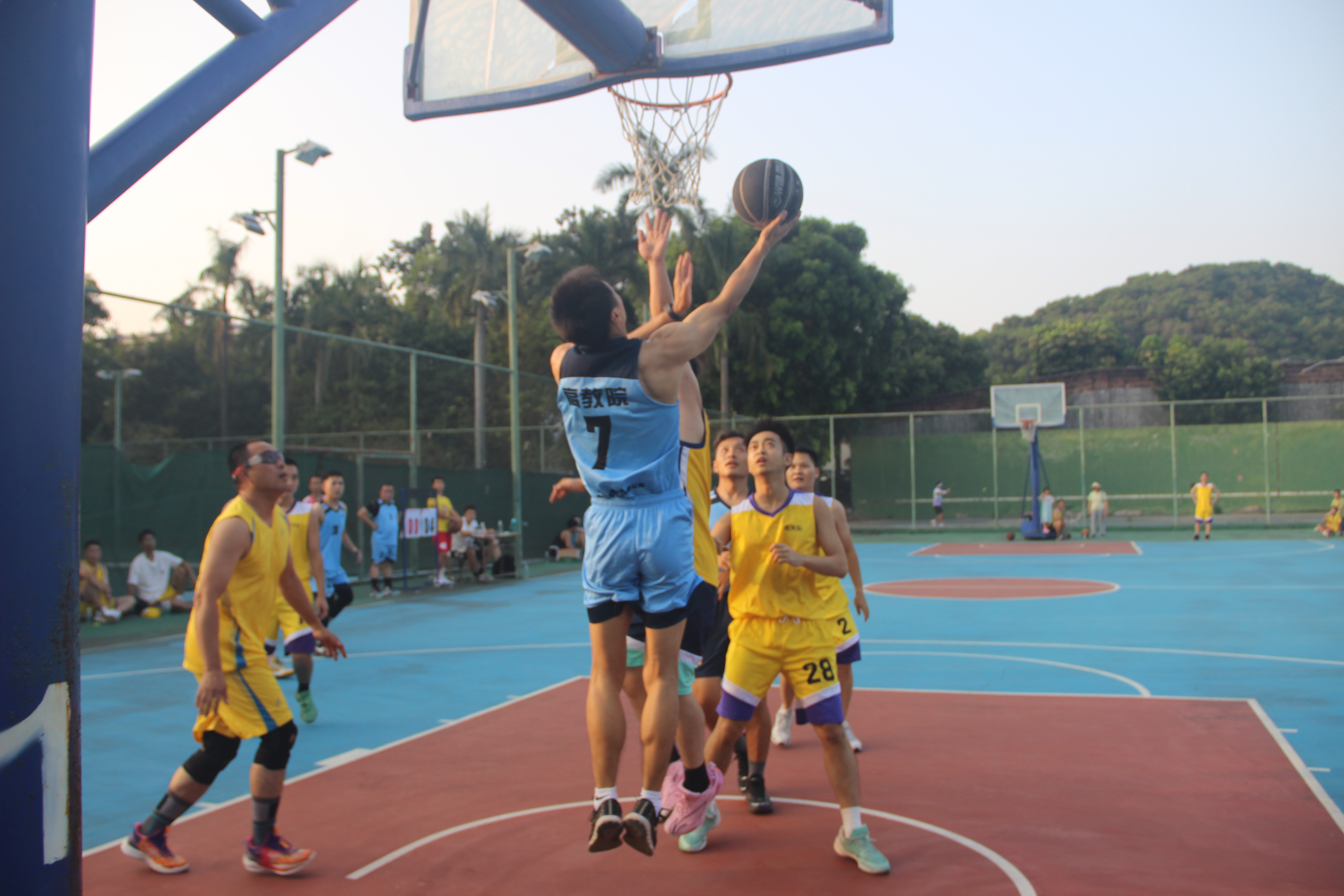 FB体育官方网站-高校篮球职业联赛启动,吸引球员争相报名