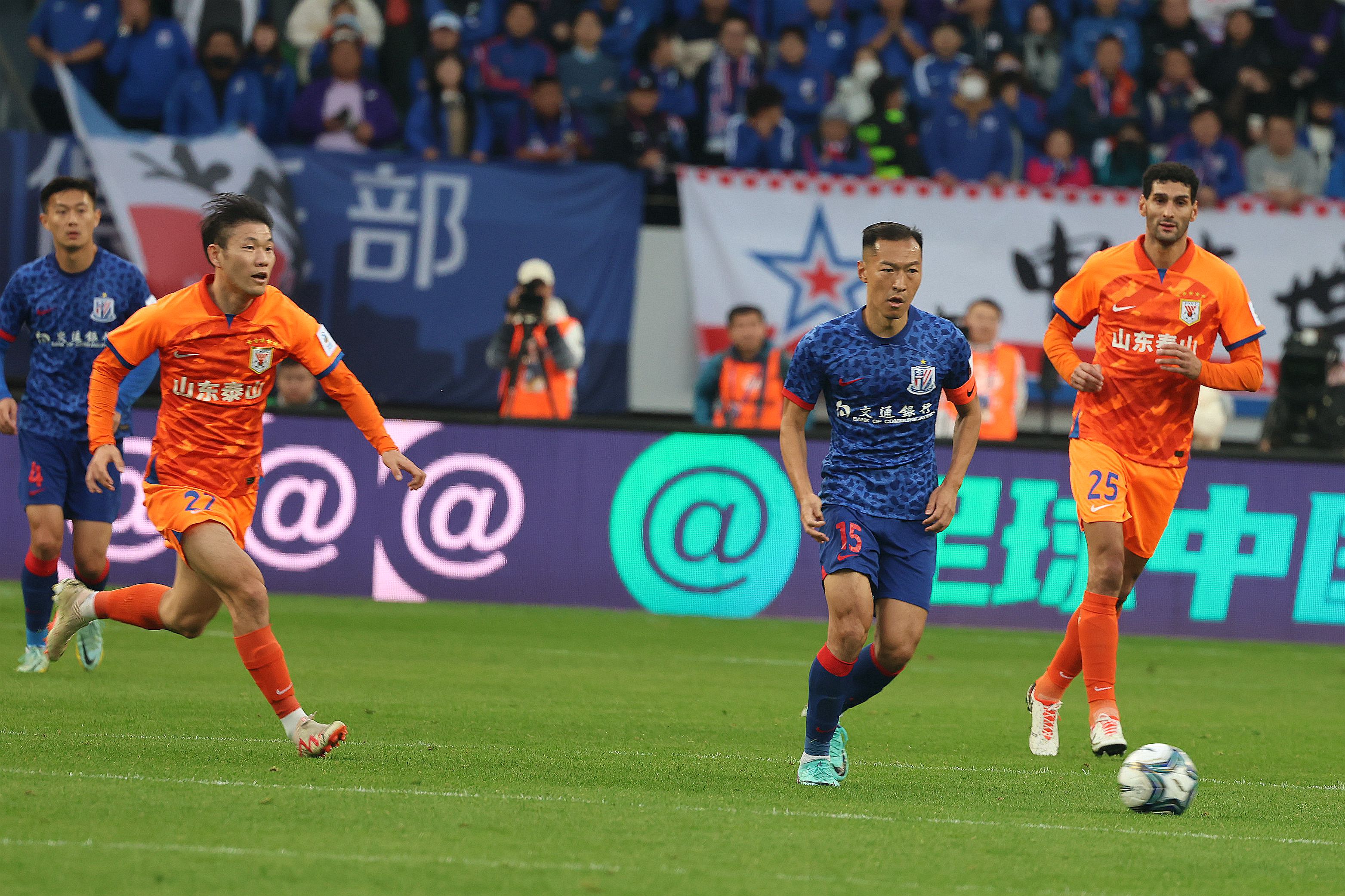 FB体育-山东鲁能主场小胜上海绿地申花,球员庆祝欢呼