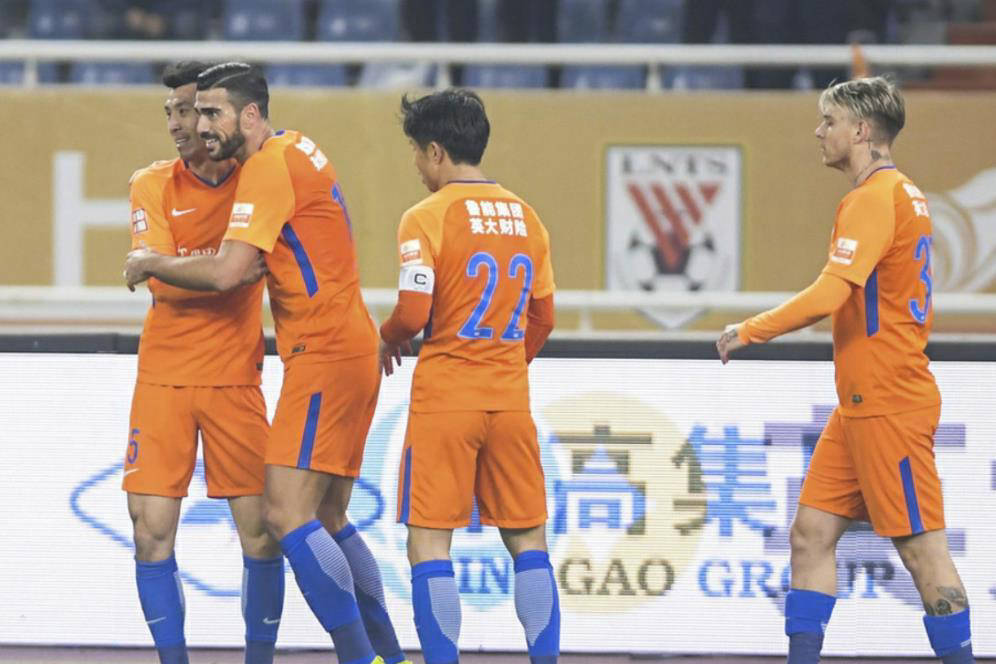 山东鲁能主场小胜上海绿地申花,球员庆祝欢呼 山东鲁能主场小胜上海绿地申花,球员庆祝欢呼