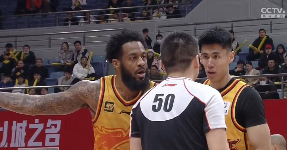 江苏男篮出现团队不端,遭遇连败痛击 江苏男篮出现团队不端,遭遇连败痛击