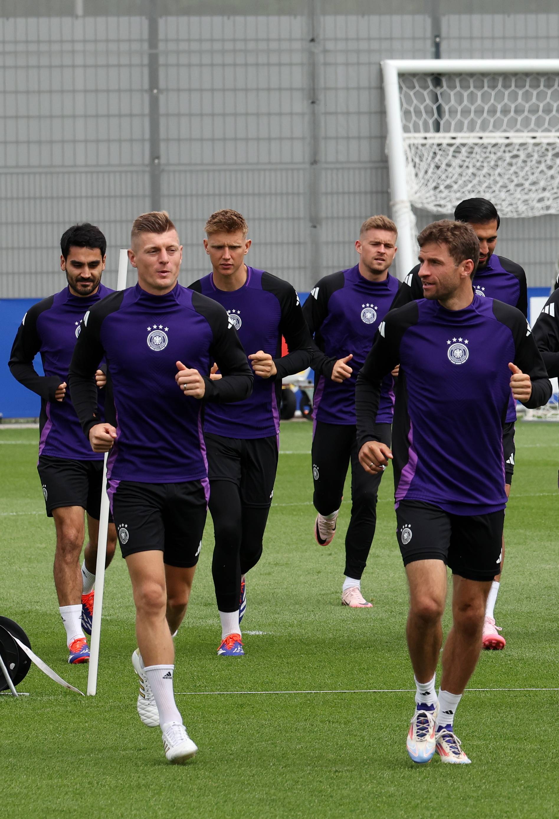 FB体育官网-欧洲足球比赛中球队间的友好合作备受称赞