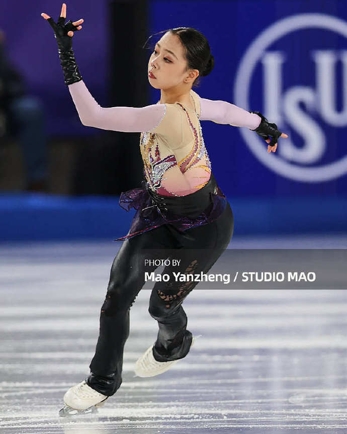 FB体育平台-西班牙花样滑冰表现抢眼荣获冠军