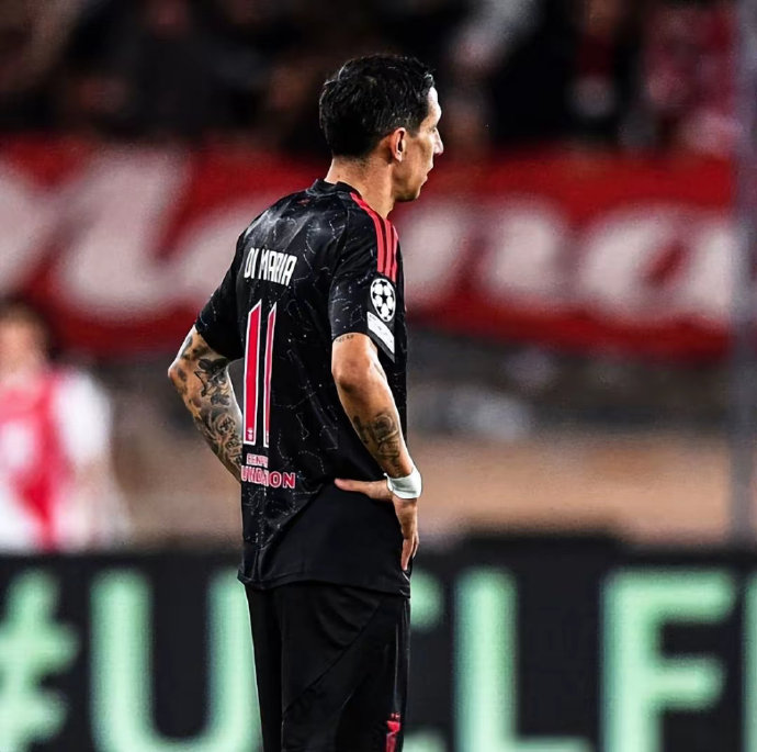 FB体育官网-摩纳哥主力中场伤退,防线漏洞暴露