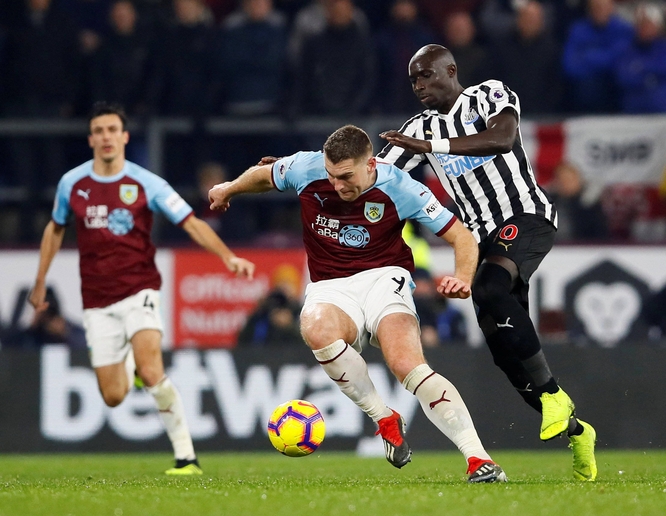 英国运动员斩获桂冠,开心庆祝 英国运动员斩获桂冠,开心庆祝