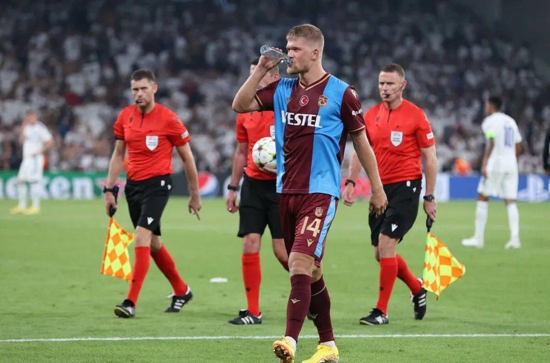 FB体育-队员伤病频发!欧联冠军卫冕之路布满荆棘