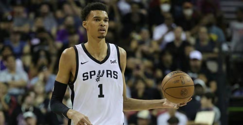 FB体育官网-马刺球员受伤退场,球队遭遇连败