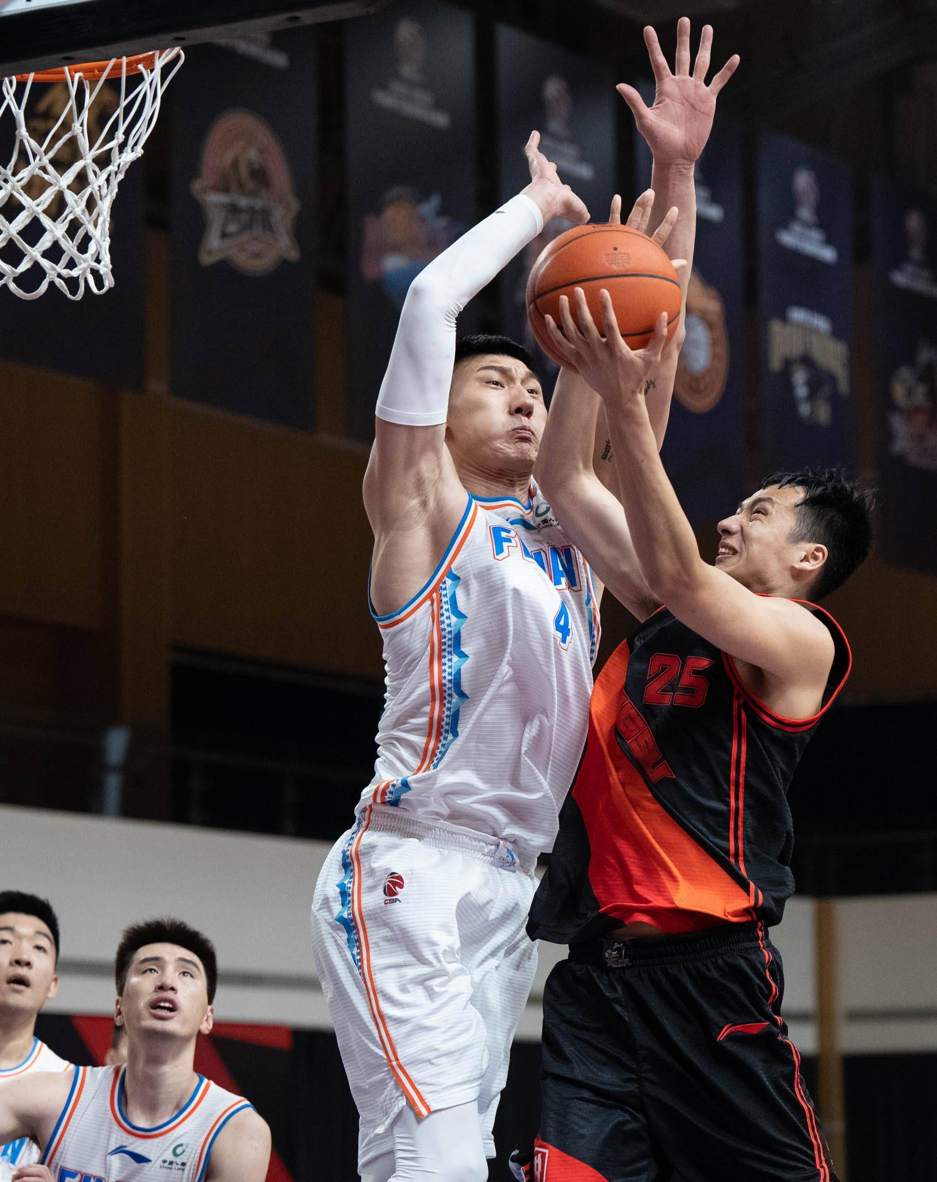 FB体育官网-江苏男篮外援发挥出色,助力球队胜利