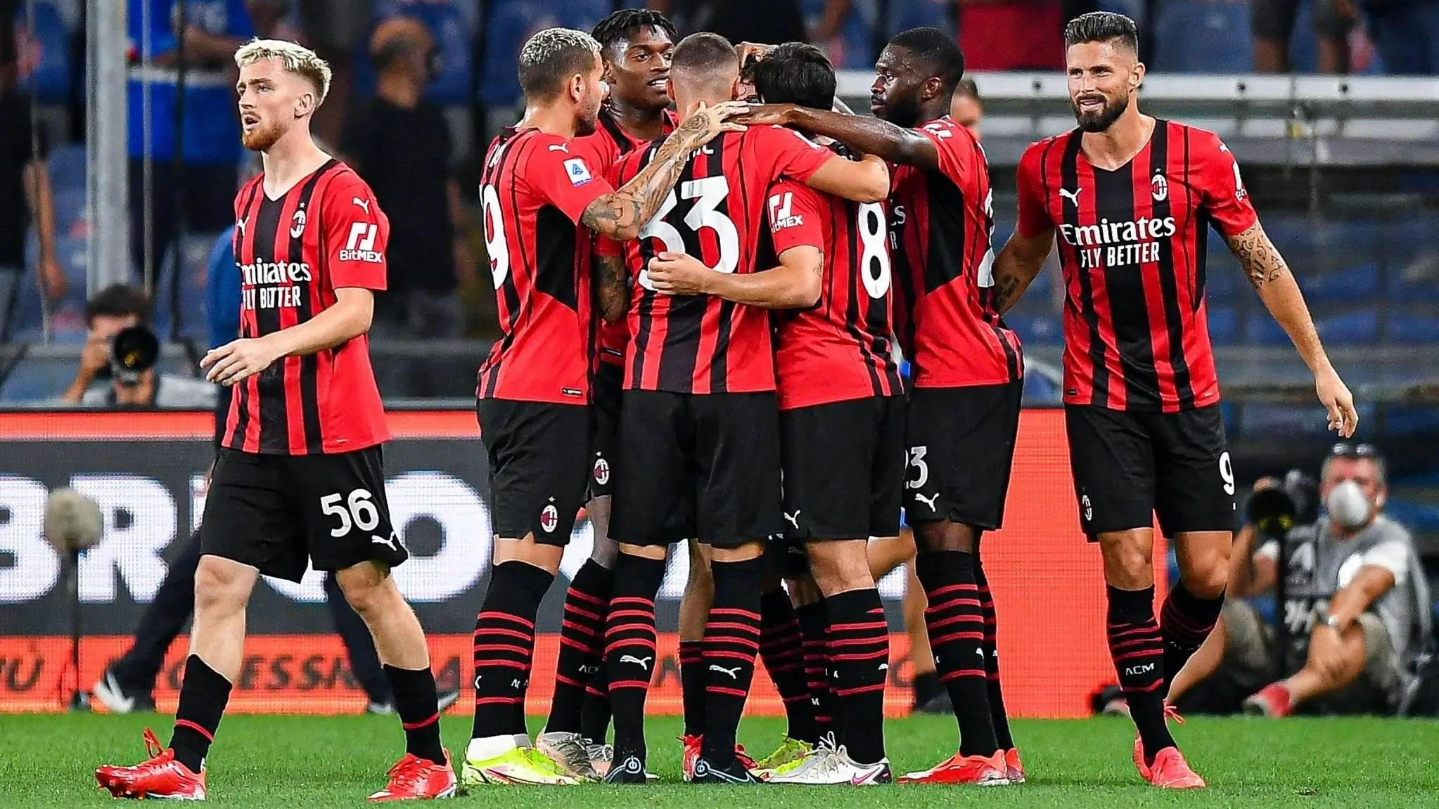 意甲足球赛场上鏖战,球员拼尽全力争胜 意甲足球赛场上鏖战,球员拼尽全力争胜