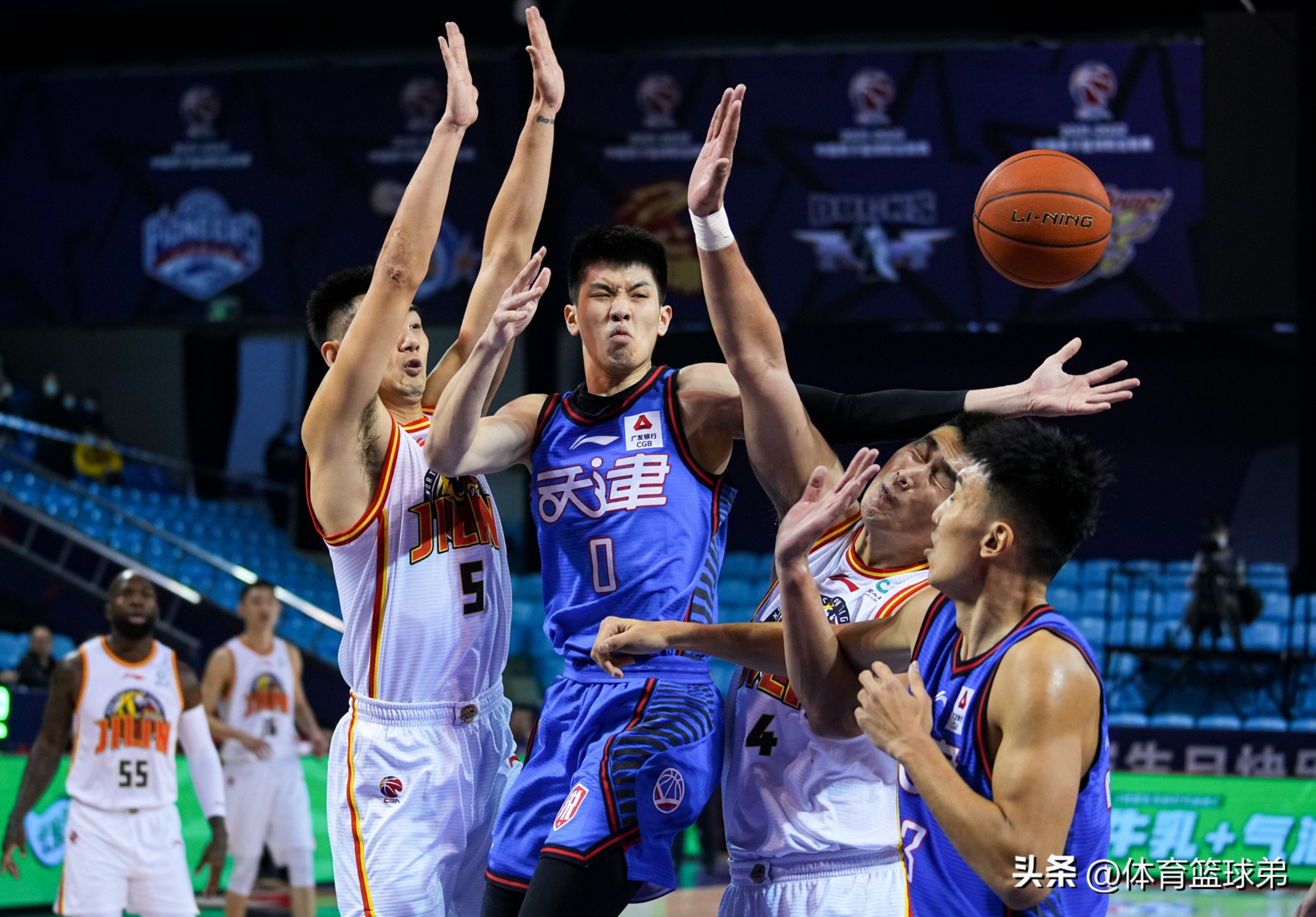 FB体育平台-战术调整受益明显,球队整体表现大幅提升