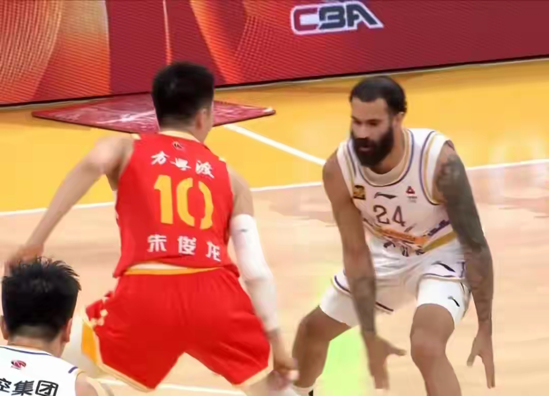 FB体育平台-奥克汉姆城主场大获胜利,阻止对手追赶