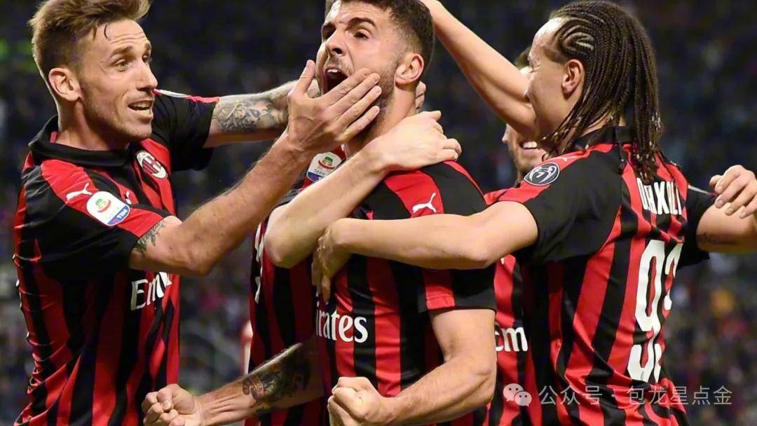 AC米兰球迷为球队制作特别支持旗,场面壮观 AC米兰球迷为球队制作特别支持旗,场面壮观