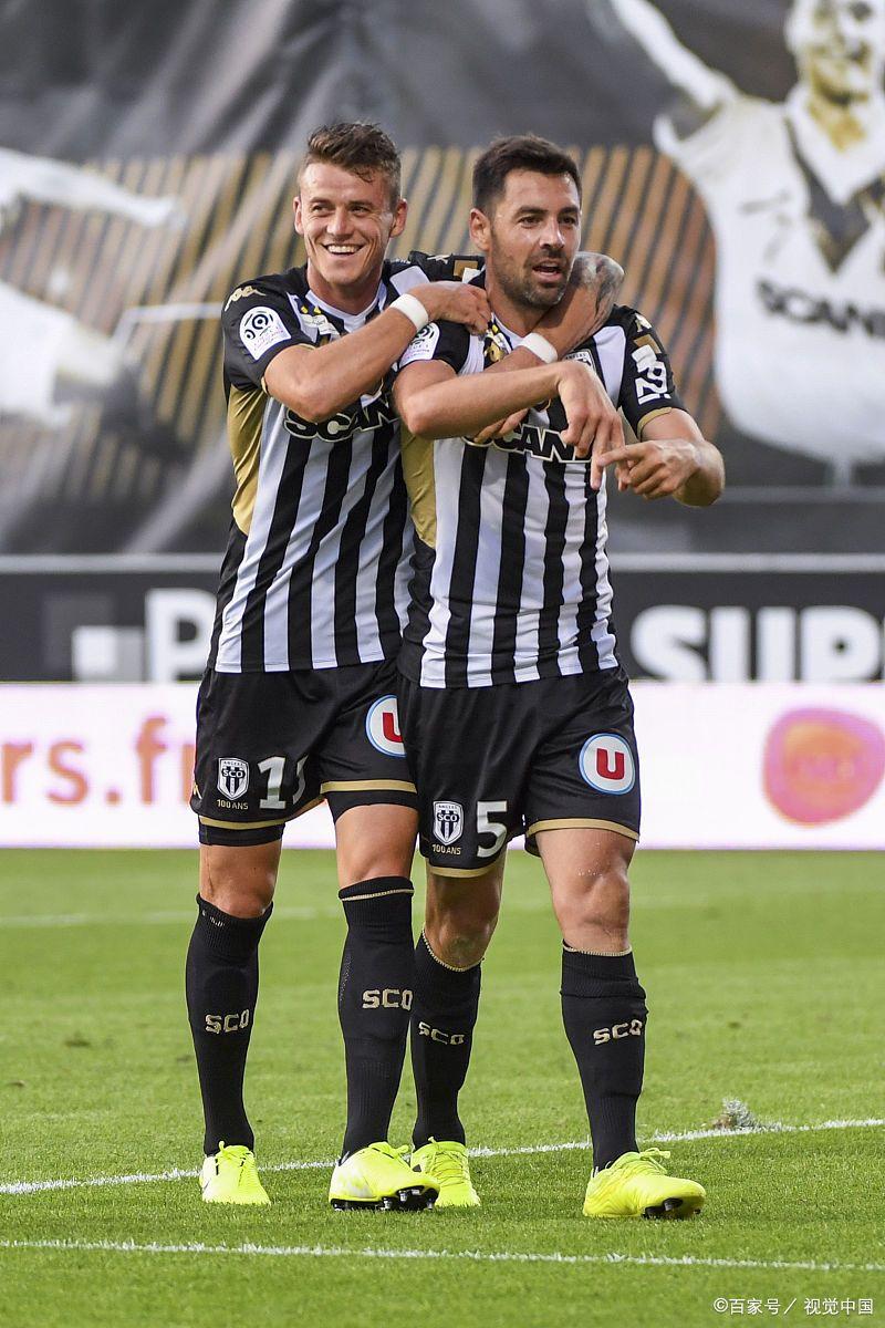 圣埃蒂安球员发挥出色,帮助球队获胜 圣埃蒂安球员发挥出色,帮助球队获胜