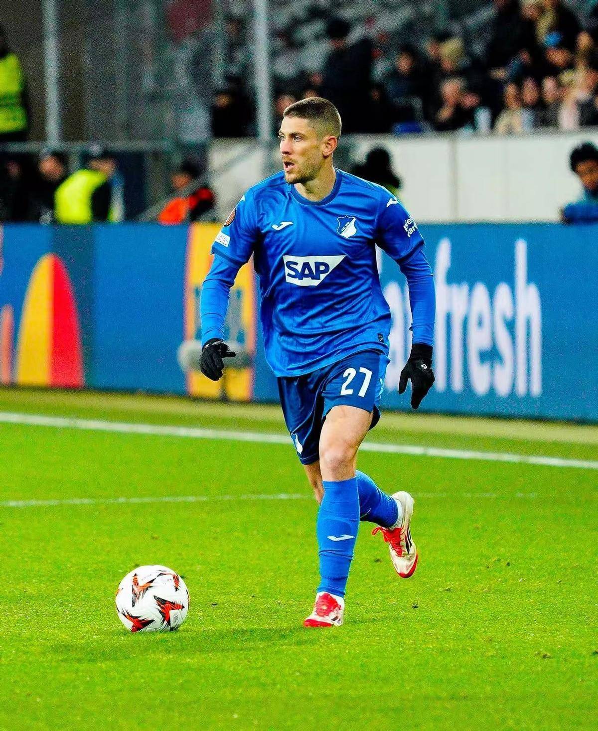 FB体育官方网站-拉齐奥前锋连入多球,为球队锁定胜局追赶积分榜