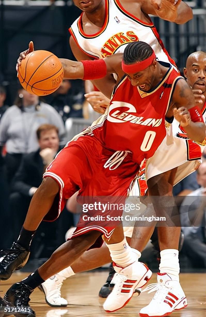 FB体育官网-新秀球员崭露头角,成为球队中的关键人物