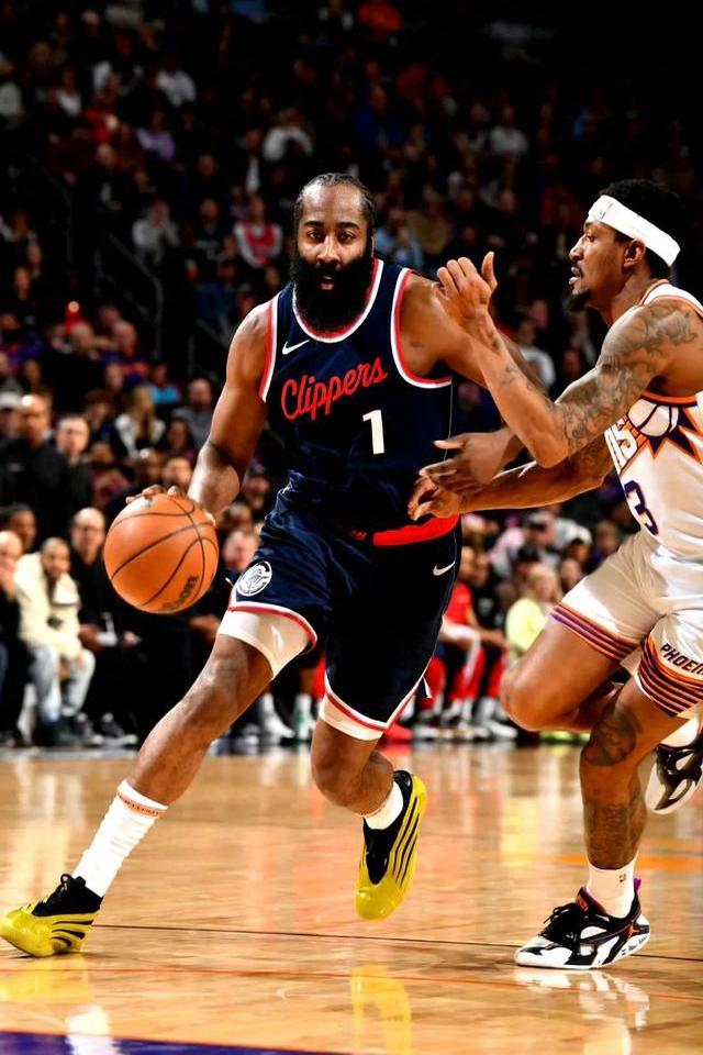 火箭和快船会在场上交锋,场面激烈 火箭和快船会在场上交锋,场面激烈