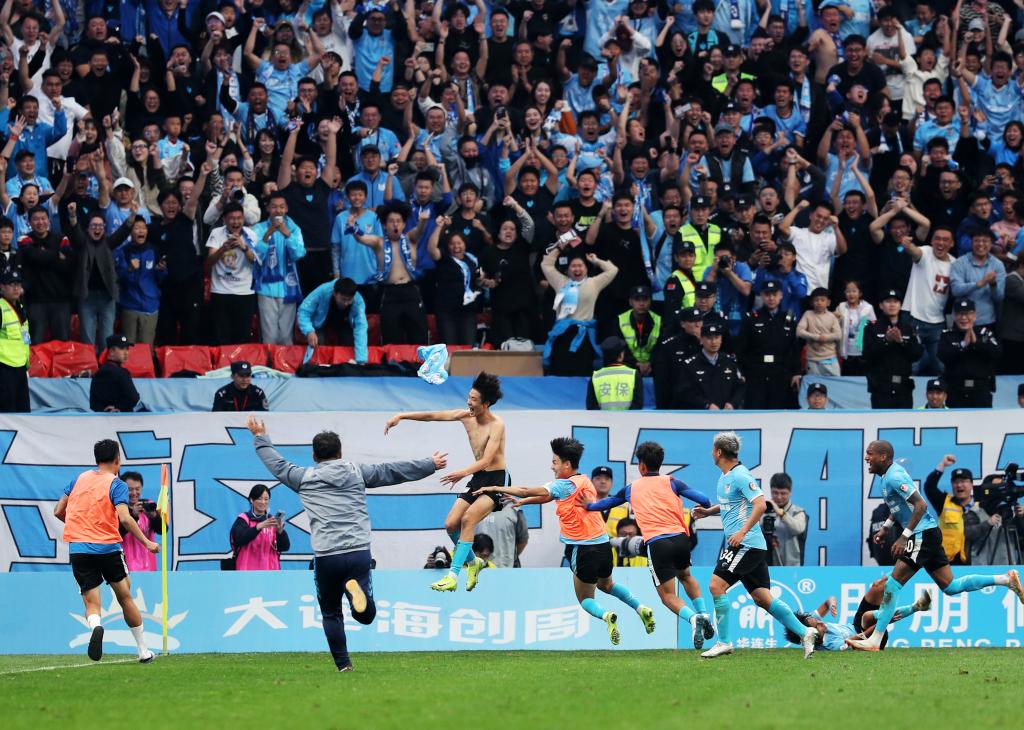 绝杀比赛的神奇一瞬，让球迷兴奋无比