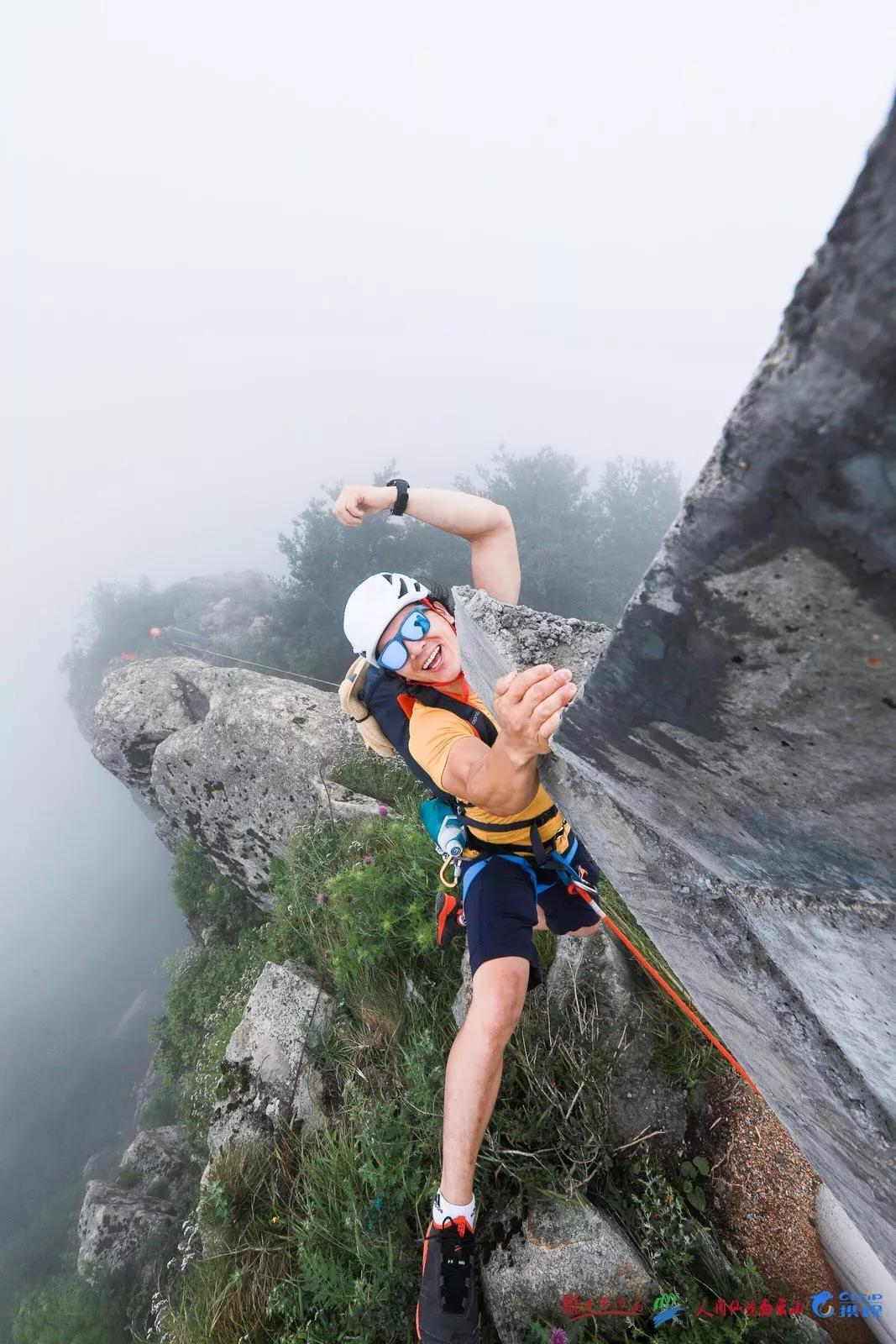 FB体育平台-角逐赛场上的惊险刺激,球员全情投入