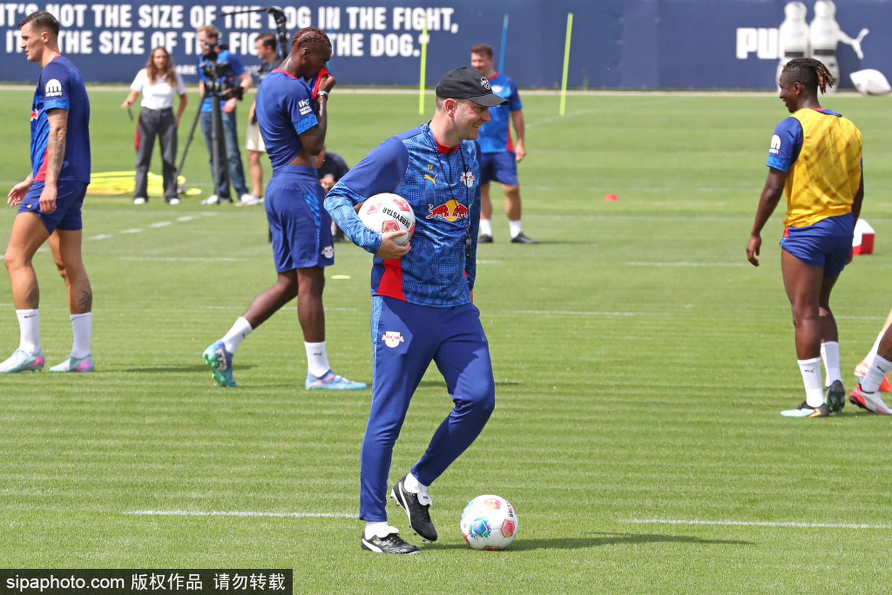 FB体育-球队悄悄举行封闭训练,备战新赛季