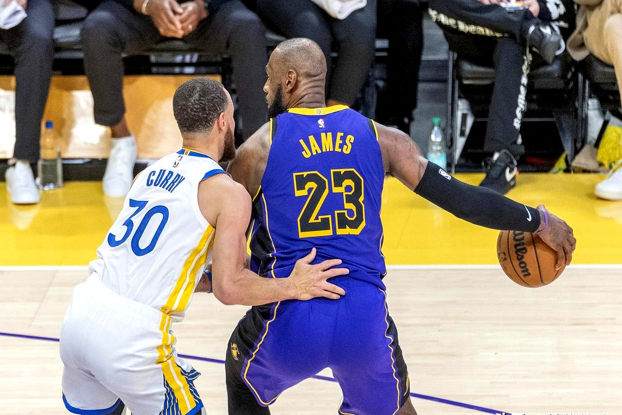 FB体育平台-勇士主场擒下猛龙,豪取三连胜!