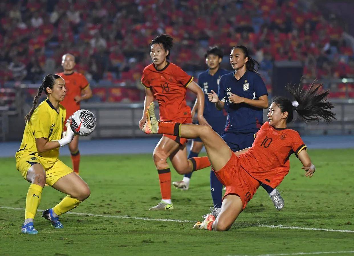 国足女足比赛结束,球员们感慨艰辛一路 国足女足比赛结束,球员们感慨艰辛一路